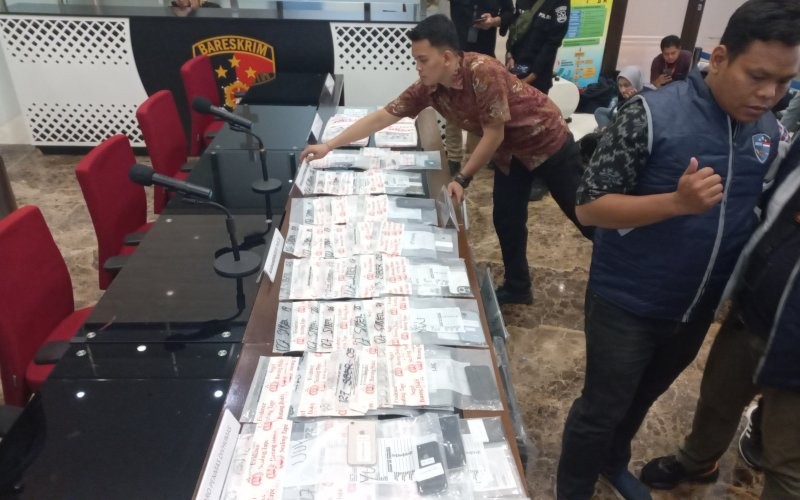 Bareskrim membongkar sindikat pendaftaran nomor IMEI ponsel secara ilegal. Akibatnya, ada 191 ribu ponsel terancam mati.