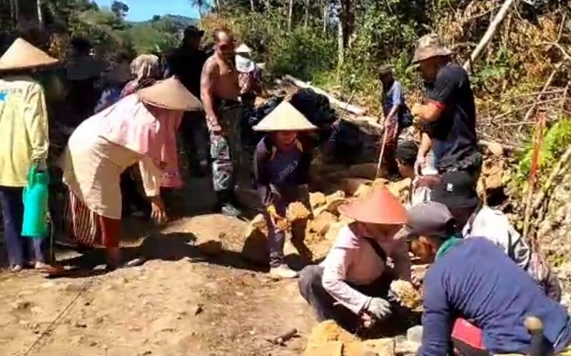 Ibu-ibu di Sukabumi, Jawa Barat (Jabar) turut membangun infrastruktur dengan membantu pengaspalan jalan.