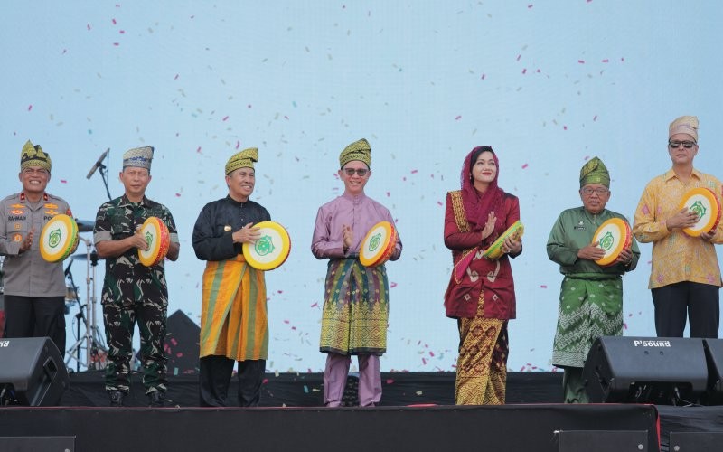 OJK terus bekerja keras meningkatkan literasi keuangan masyarakat khususnya bagi perempuan.