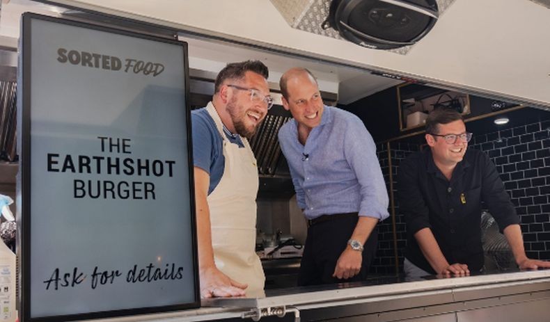 Pangeran William Bikin Heboh, Jualan Burger di London. (Foto: MNC Media)