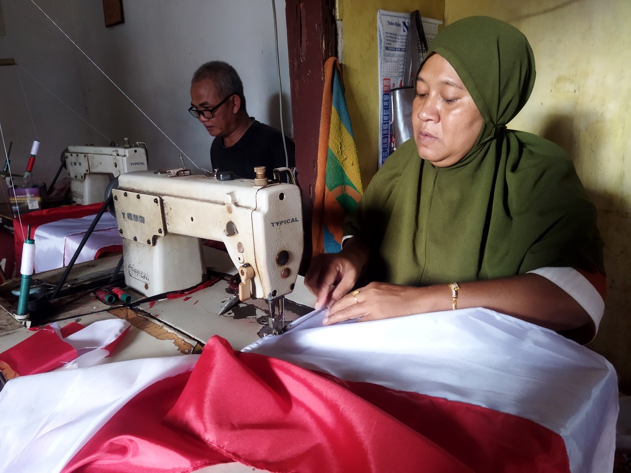 Agustus Tiba, Perajin Bendera Merah Putih Kebanjiran Pesanan. (Foto Avirista M/MPI)