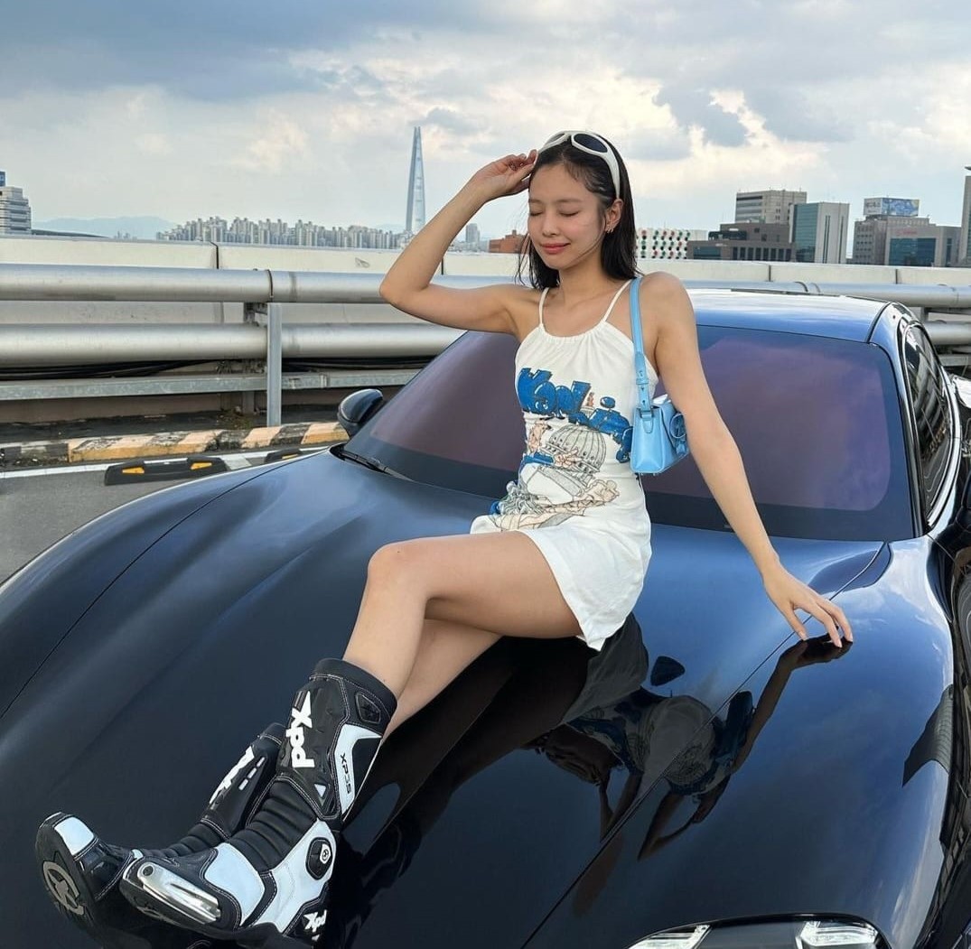 Tampil Sporty dengan Mobil Porsche, Jenny BLACKPINK Kenakan Outfit Rp22,7 Juta. (Foto: Dok. Instagram @jennierubyjane)
