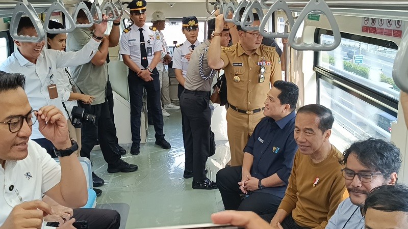 Jokowi Jajal LRT Jabodebek Tanpa Masinis Pagi Ini (foto raka dwi mpi)