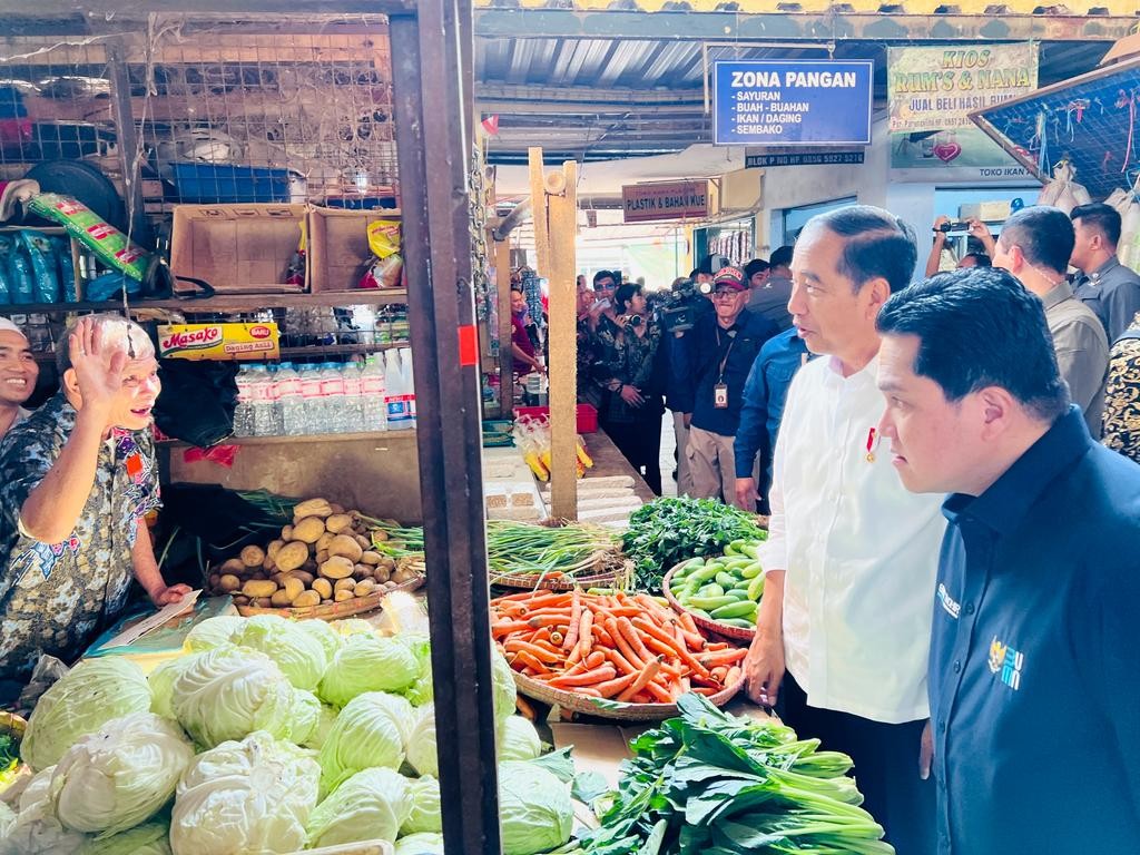 Intip Keakraban Erick Thohir Temani Jokowi Tinjau Pasar Parungkuda. (Foto: MNC Media)