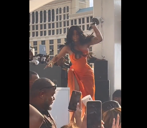 Harga Mikrofon Bekas Cardi B Hanya Rp7,5 Juta, Namun Dilelang hingga Tembus Rp1,51 Miliar. (Foto: TikTok)