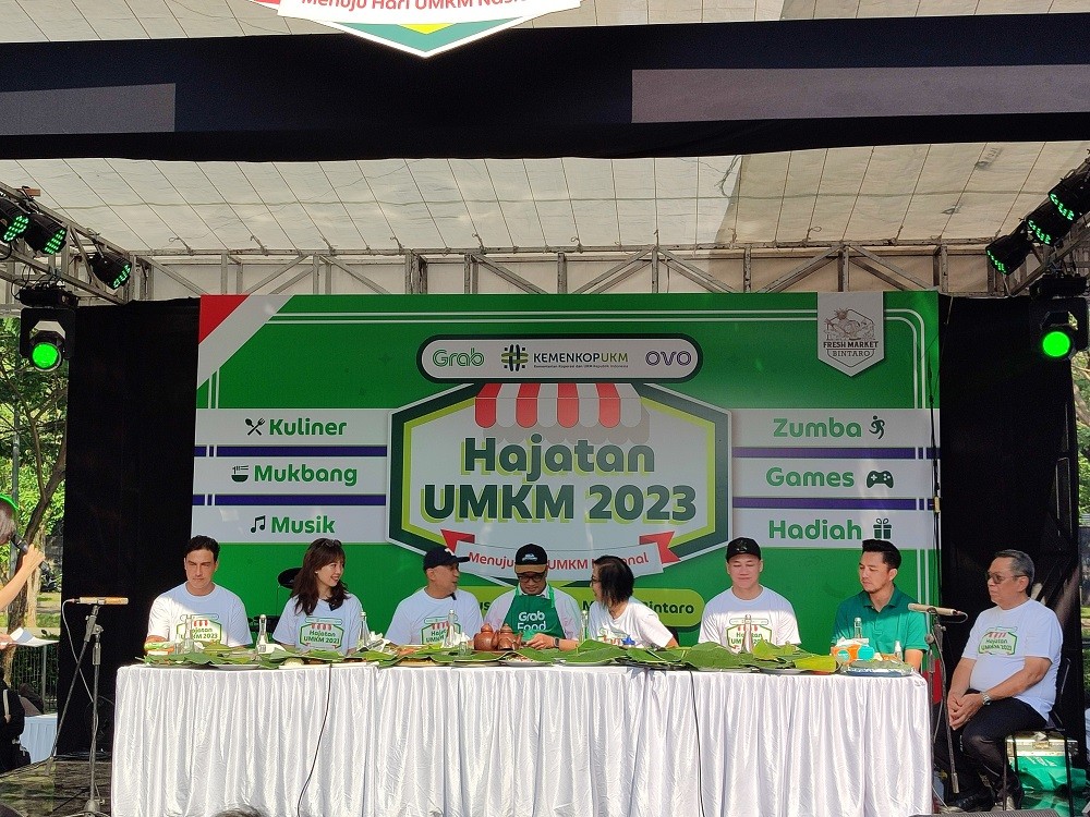 Kala Menkop Teten dan Menhub Budi Antusias Cicipi Makanan UMKM. (Foto Heri Purnomo/MPI)