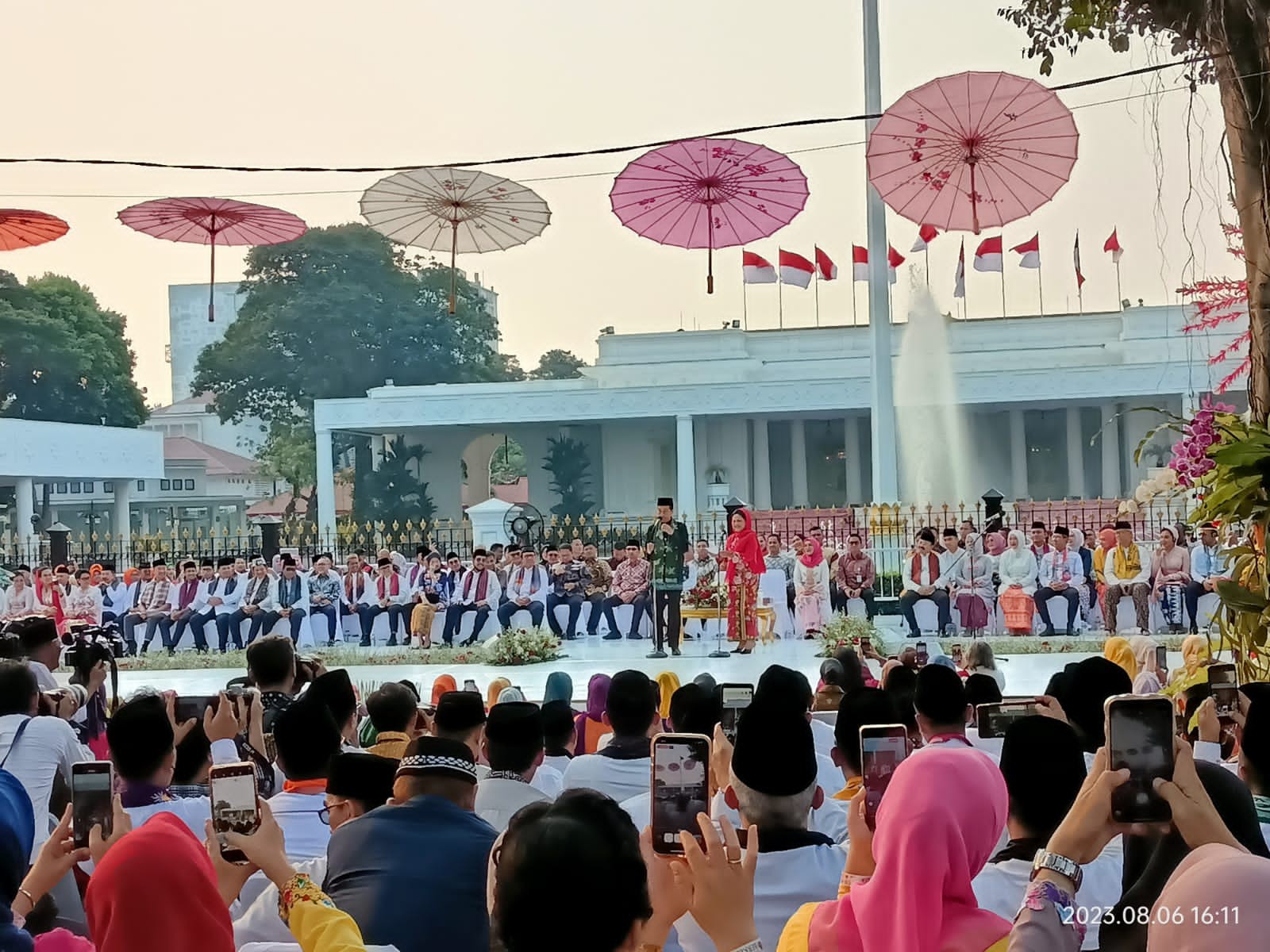 Jokowi: Kebaya Lambang Karakter Masyarakat RI yang Anggun, Sopan, dan Bersahaja. (Foto Carlos Roy/MPI)