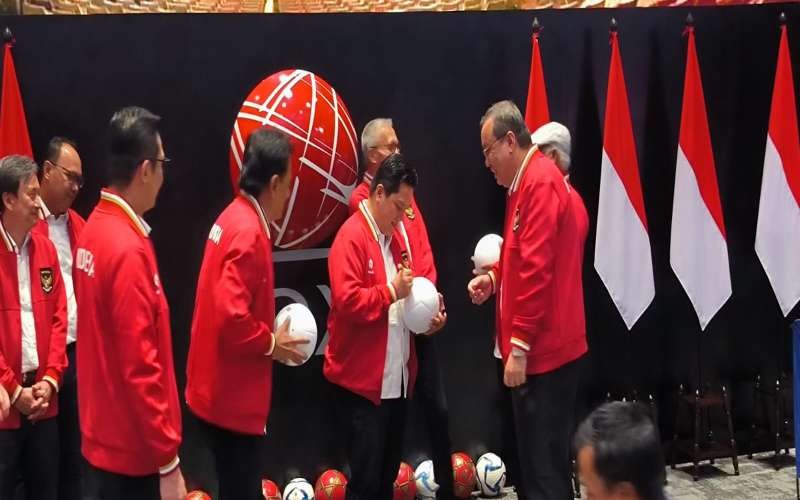 BEI dan Erick Thohir komitmen ada satu klub bola listing pada 2024. Foto: MPI