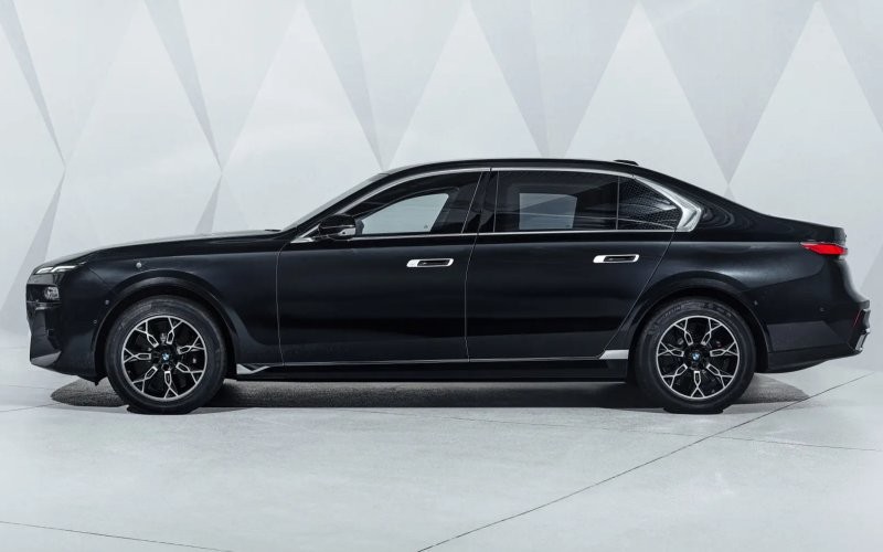 Mobil anti-peluru terbaru milik BMW siap menggoda tokoh dunia. Mobil dengan keamanan tertinggi ini dituangkan dalam BMW 7 series dan i7 series protection. (BMW)