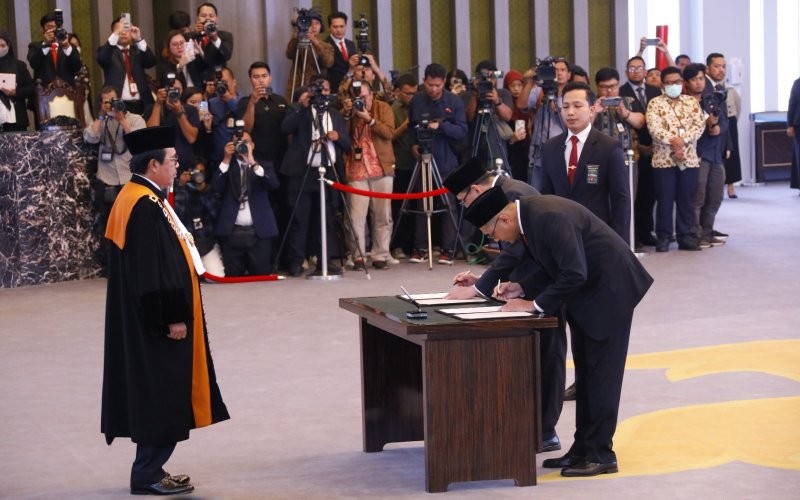 OJK mempunyai dua Anggota Dewan Komisioner (ADK) baru. Keduanya yakni Agusman dan Hasan Fawzi.