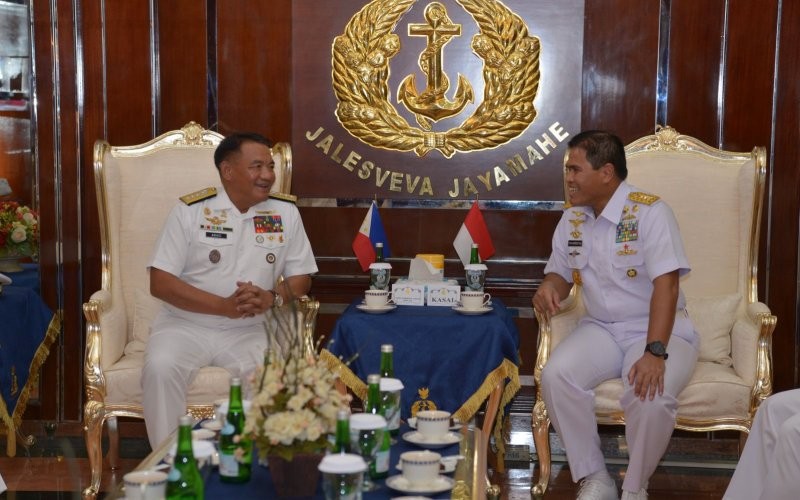 Kepala Staf TNI Angkatan Laut (KSAL) Laksamana TNI Muhammad Ali menerima kunjungan kehormatan dari Kepala Staf Angkatan Laut Filipina Vice Admiral Toribio Adaci
