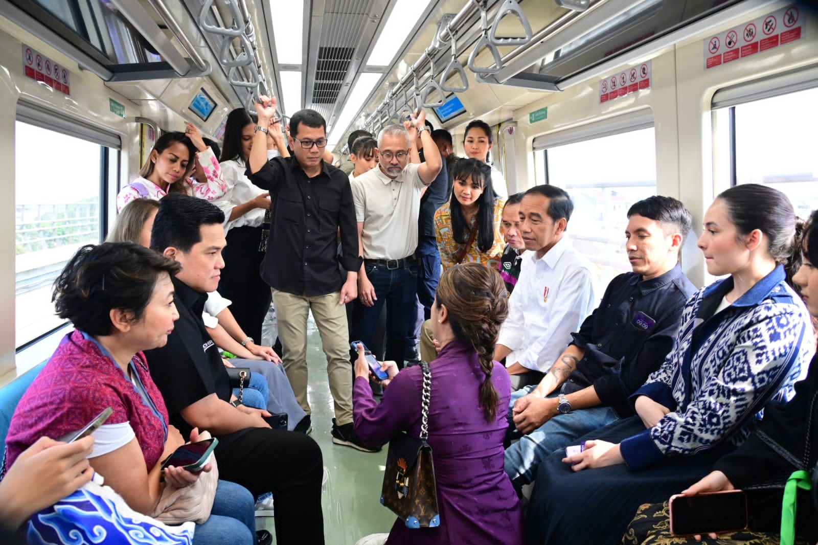 Diajak Jokowi Jajal LRT Jabodebek, Begini Kesan Dan Pesan Para Artis ...