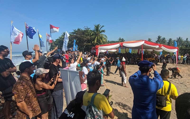 Phil (39), bule asal Inggris ini takjub melihat atraksi debus di Sukabumi (Kontributor MPI)