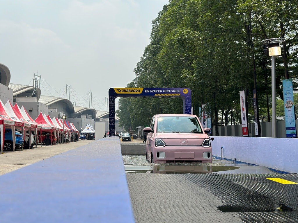 Uji Ketangguhan Mobil Listrik, GIIAS 2023 Sediakan Test Drive dengan Genangan Air. (Foto: Dok. GIIAS 2023)