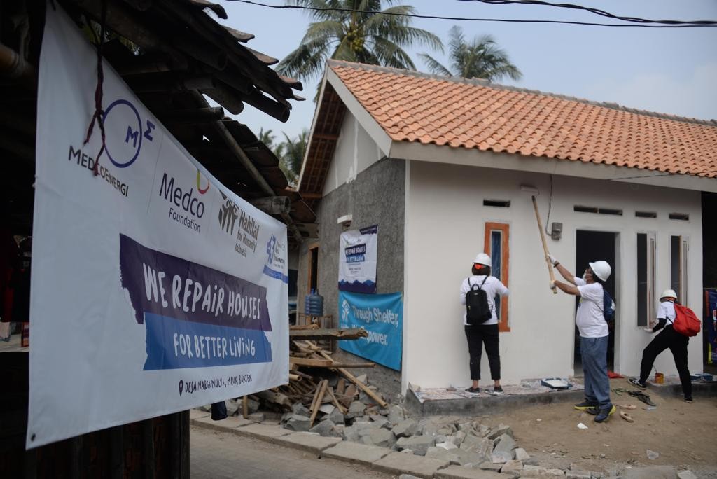 Pekerja MedcoEnergi Bangun Rumah Layak Huni di Mauk, Banten (foto: MNC Media)