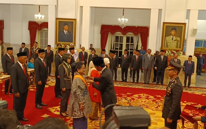 Presiden Joko Widodo (Jokowi) memberi bintang tanda kehormatan