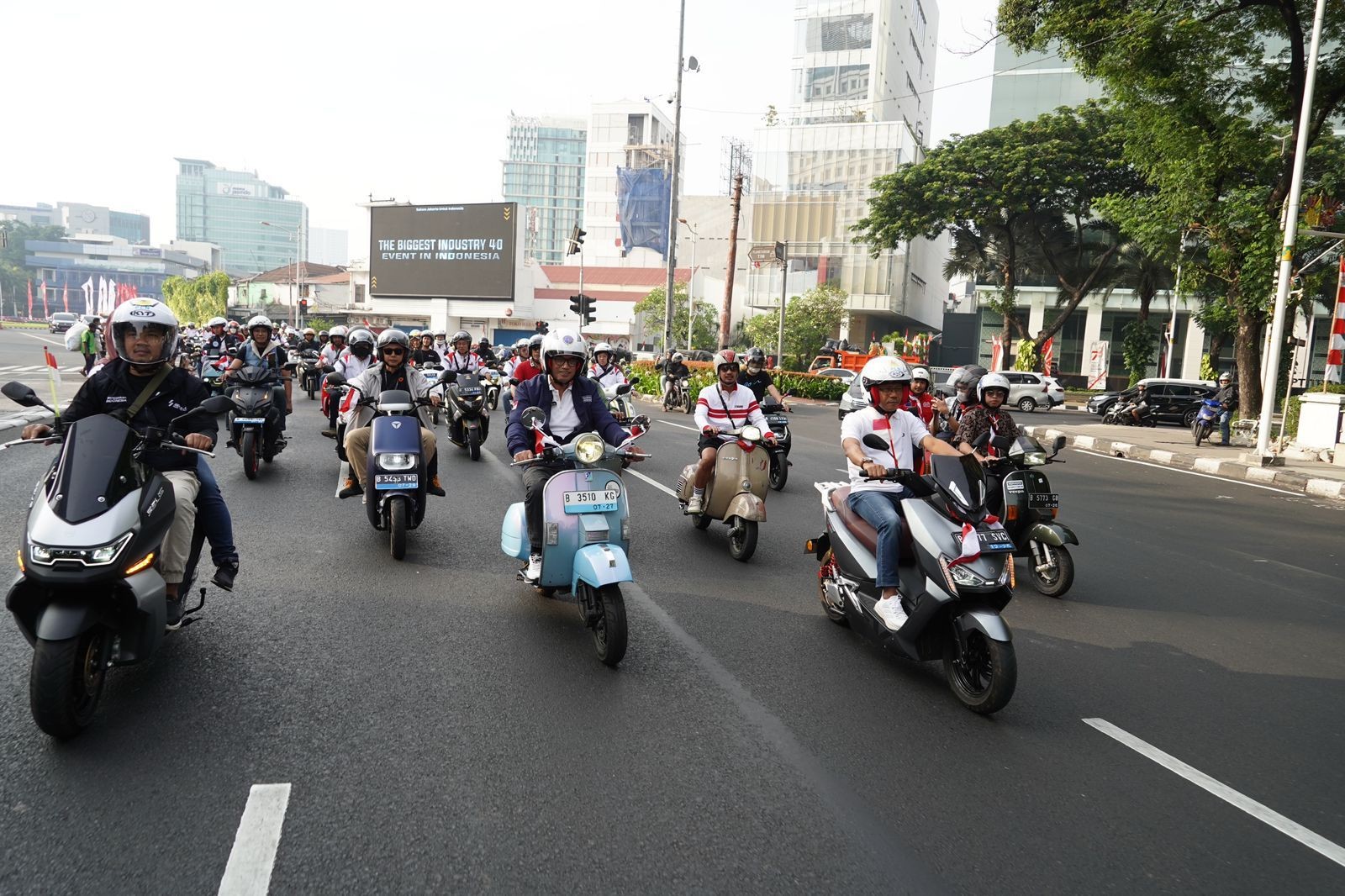 Tekan Polusi Jakarta, PLN dan Aismoli Gelar Konvoi 200 Motor Listrik. (Foto: Dok. PLN)