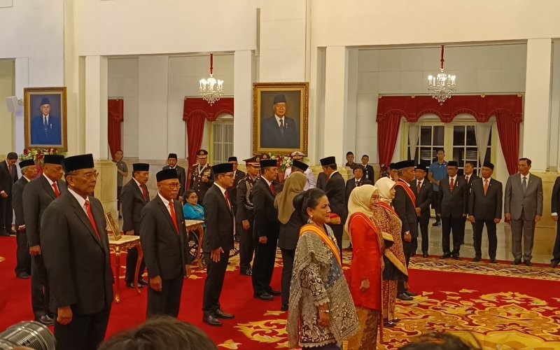 Presiden Joko Widodo memberi bintang tanda kehormatan ke 18 orang tokoh nasional.