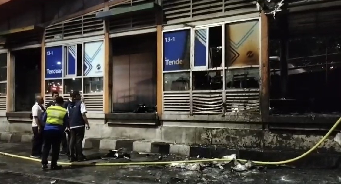 Transjakarta Gandeng Kepolisian Selidiki Penyebab Kebakaran Halte Tendean. (Foto MNC Media)