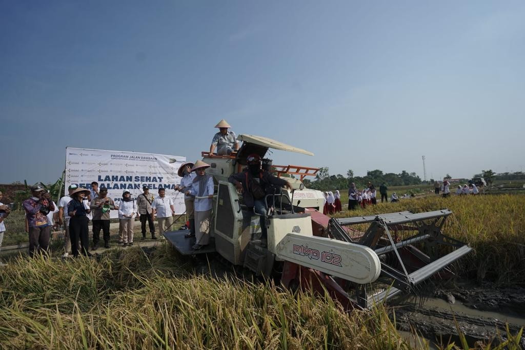 Gandeng Jasa Raharja, Pupuk Indonesia Optimalkan Limbah Jerami Sekitar Jalan Tol (foto: MNC Media)