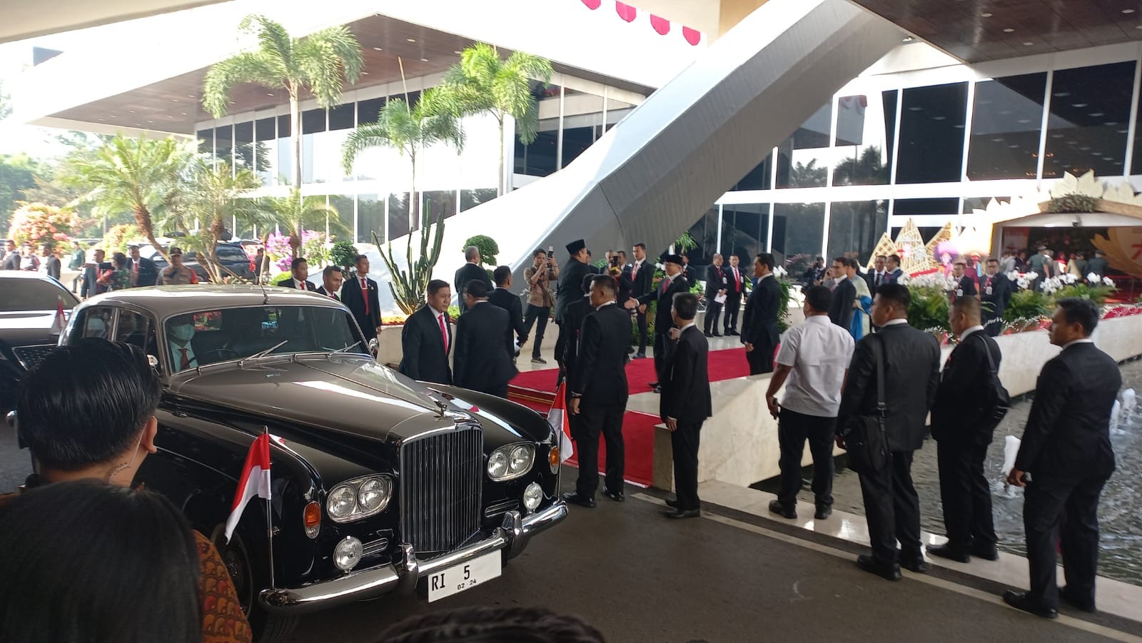 Naik Mobil Bentley S3, Ketua MPR RI Bamsoet Tiba di Gedung Nusantara. (Foto Achmad Al Fiqri/MPI)