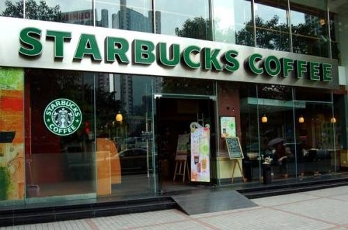 Starbucks memangkas 1.100 jabatan korporat untuk efisiensi dan meningkatkan bisnis, dengan fokus pada perampingan serta pengalaman pelanggan. (foto: MNC Media)
