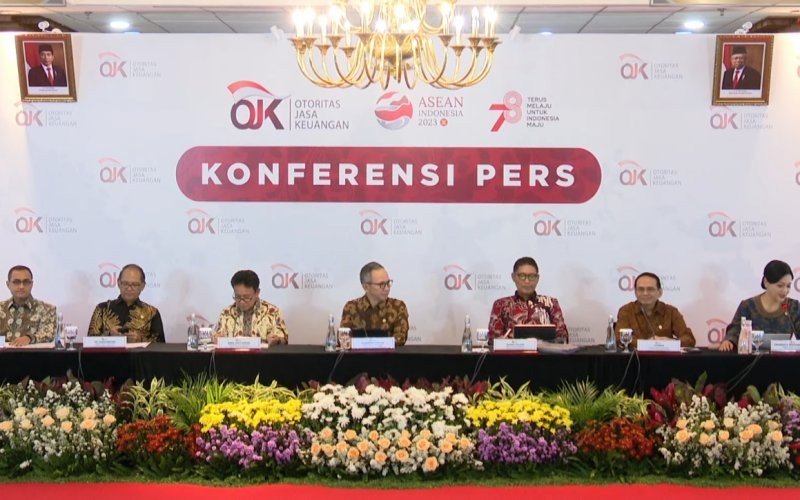 OJK memperkenalkan dua anggota Dewan Komisioner (ADK) barunya ke publik. (YouTube/OJK)