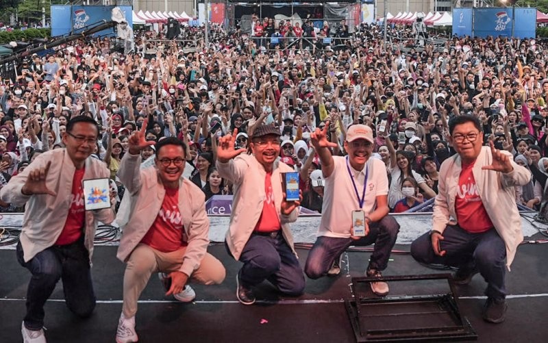 Bank Mandiri memperkenalkan fitur Livin’ Around the World di tiga negara.