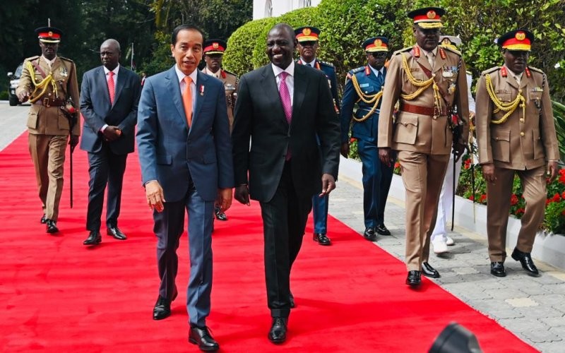 Presiden Jokowi melakukan pertemuan bilateral dengan Presiden Republik Kenya William Ruto. Pertemuan ini digelar di State House, Nairobi, Kenya.