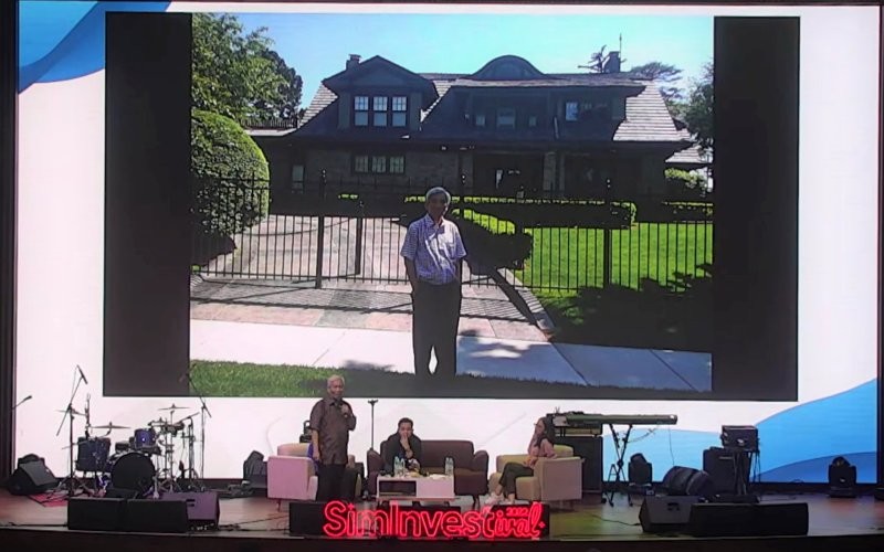 Lo Kheng Hong berfoto di depan rumah idolanya Warren Buffet di Omaha, Nebraska, Amerika Serikat (YouTube Siminvest)