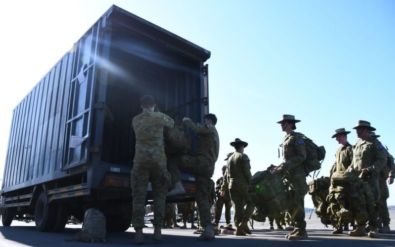 Puluhan prajurit Angkatan Darat (AD) Australia mendatangi Markas Komando  Pangkalan Udara Angkatan Laut Juanda, Surabaya.