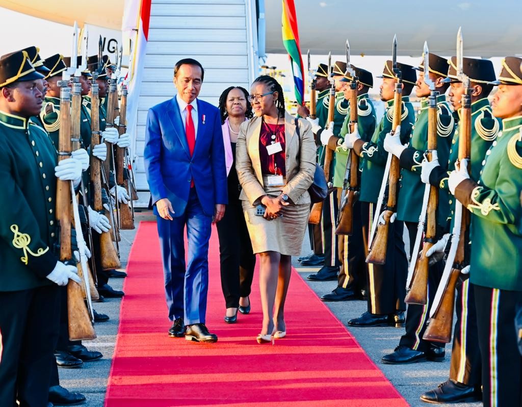 Jokowi Tiba di Johannesburg Afrika Selatan, Disambut Tarian Zulu. (Foto: Dok. Biro Pers Setpres)