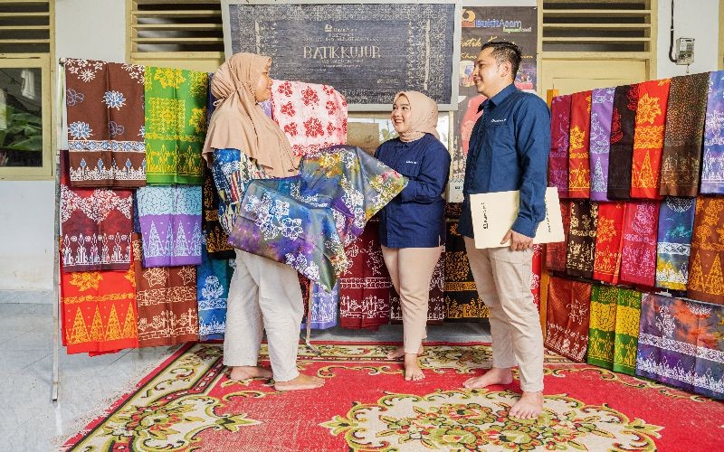 Bukit Asam (PTBA) Berdayakan Ibu Rumah Tangga Kembangkan Batik Kujur. Foto: Dok PTBA