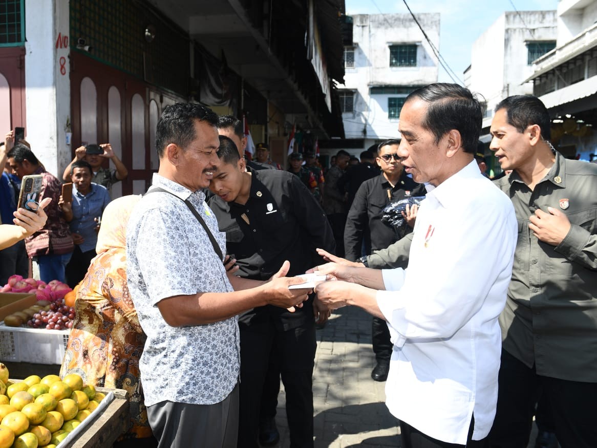 Tinjau Kebutuhan Pokok di Pasar Brahrang Sumut, Jokowi: Harganya Terpantau Baik (FOTO:Dok Ist)
