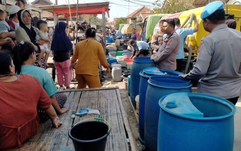 Polisi salurkan air bersih ke warga terdampak kekeringan (Andrian Supendi/MPI)