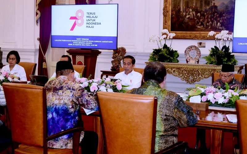 Presiden Jokowi menggelar rapat terbatas bersama sejumlah jajarannya guna membahas peningkatan kualitas udara.