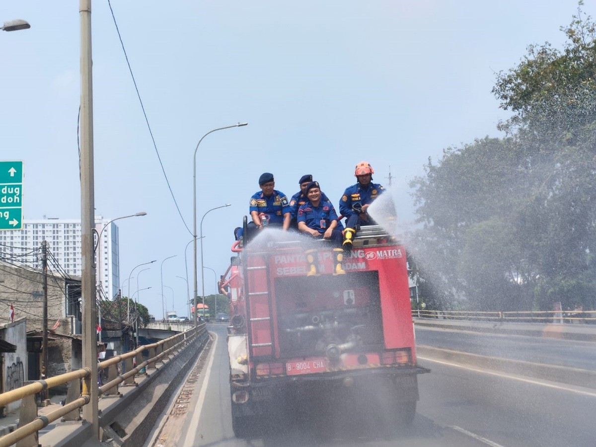 Penyemprotan Air di Jalan Raya Tidak efektif Kurangi Kadar Polusi. (Foto: MNC Media)