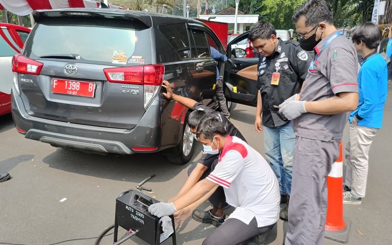 Kendaraan Dinas Pemkot Bogor jalani uji emisi (Putra Ramadhani/MPI)