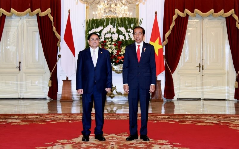 Presiden Jokowi melakukan pertemuan bilateral dengan Perdana Menteri (PM) Vietnam, Pham Minh Chinh.