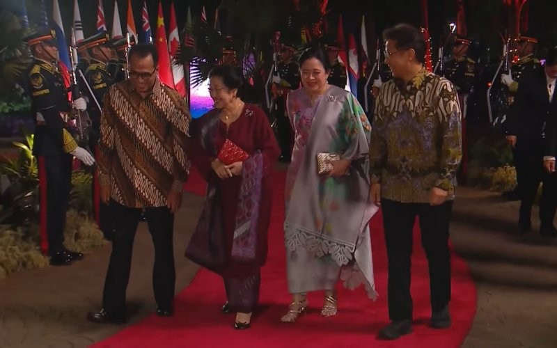 Presiden RI ke-5 Megawati Soekarnoputri dan putrinya Puan Maharani, menghadiri Gala Dinner KTT ASEAN ke-43, Rabu (6/9/2023).