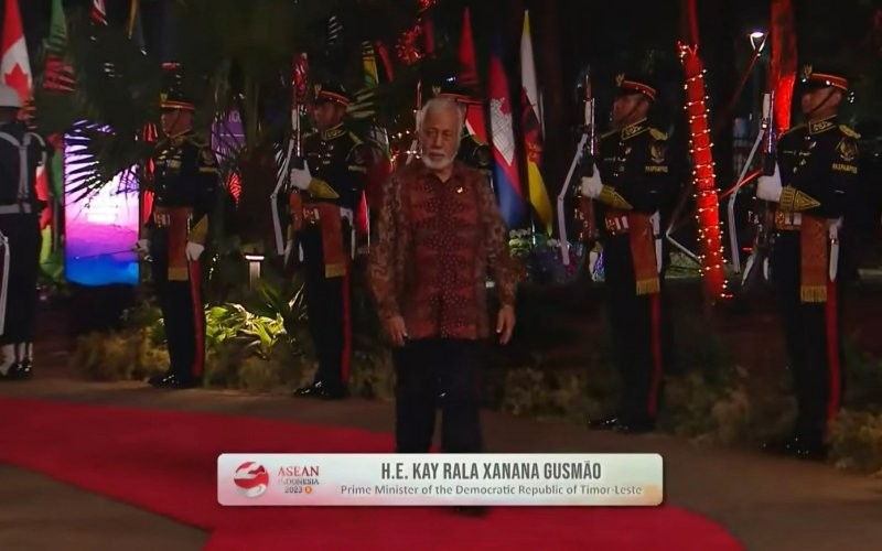 Perdana Menteri (PM) Timor Leste Xanana Gusmao kembali menjadi sorotan di momen Gala Dinner KTT ASEAN ke-43.
