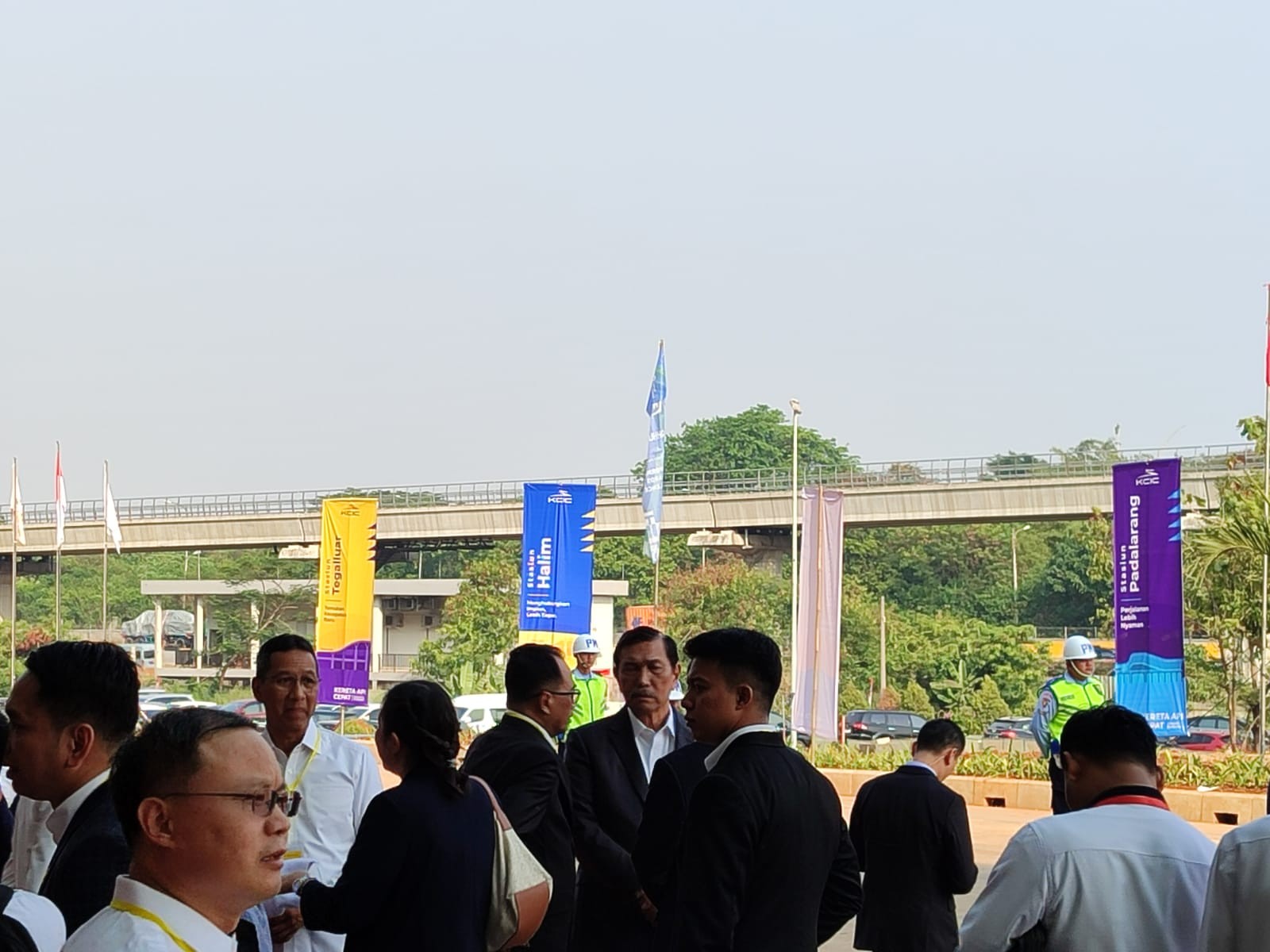 Jajal Kereta Cepat Jakarta-Bandung, Luhut dan Budi Karya Tiba di Stasiun Cawang.(Foto: Heri/MNC Media)