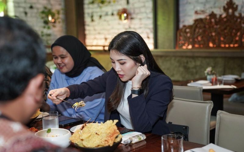 Wamenparekraf Kunjungi Usaha Kuliner Indonesia di AS, Cicipi Gado-Gado hingga Cendol. Foto: MNC Media