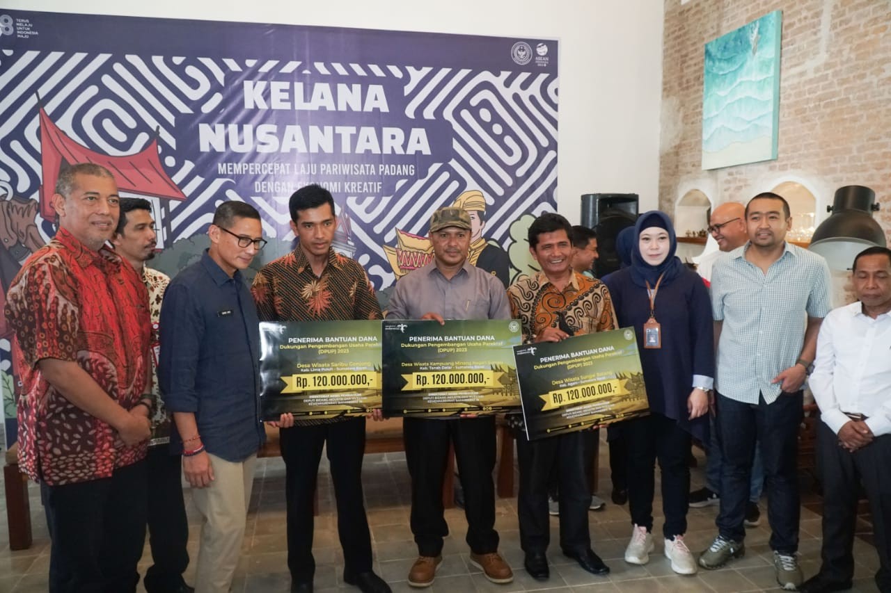 Sandiaga Serahkan Bantuan untuk Pengembangan Usaha Parekraf di Desa Wisata Sumbar. (Foto: Dok. Kemenparekraf)