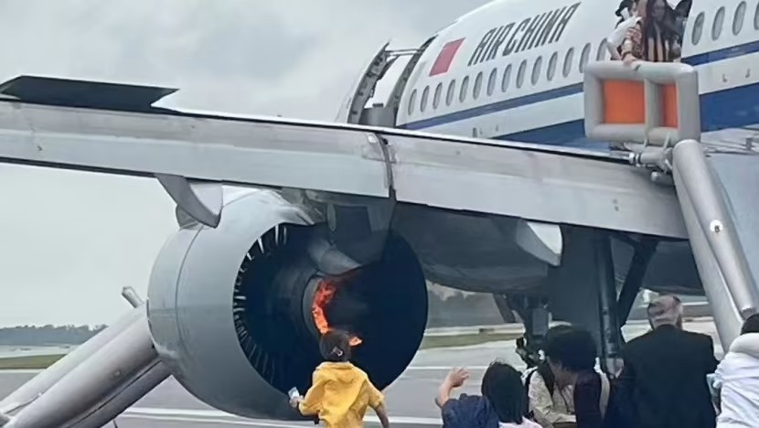 Mesin Terbakar, Pesawat Air China Mendarat Darurat di Singapura. (Foto: MNC Media)