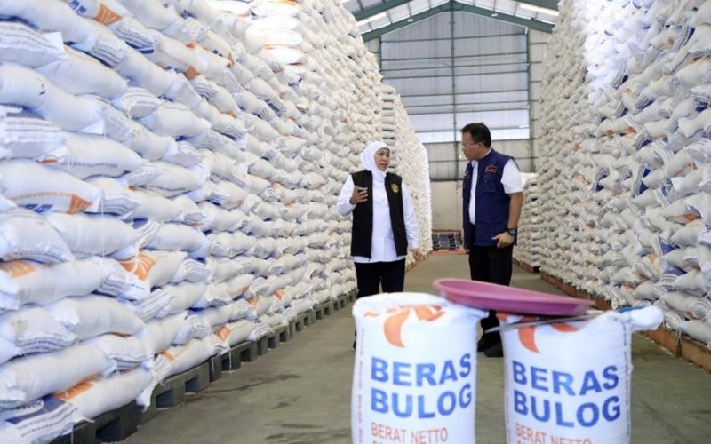 Pemprov Jatim mulai menyalurkan bantuan pangan cadangan beras tahap II. Ada 102 ribu ton beras yang disalurkan.