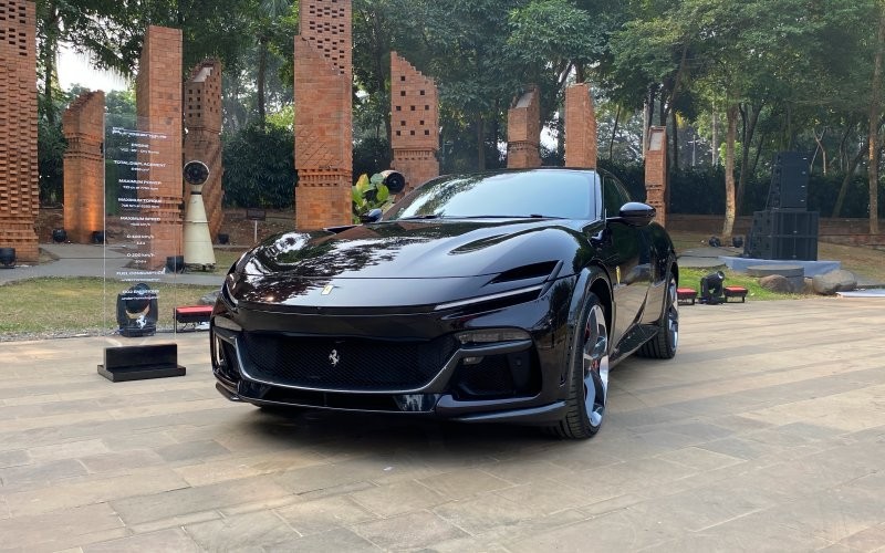 Ferrari Purosangue resmi mengaspal di Indonesia setelah satu tahun debutnya di negara asalnya, Italia.  (M Fadli Ramadhan/MPI)