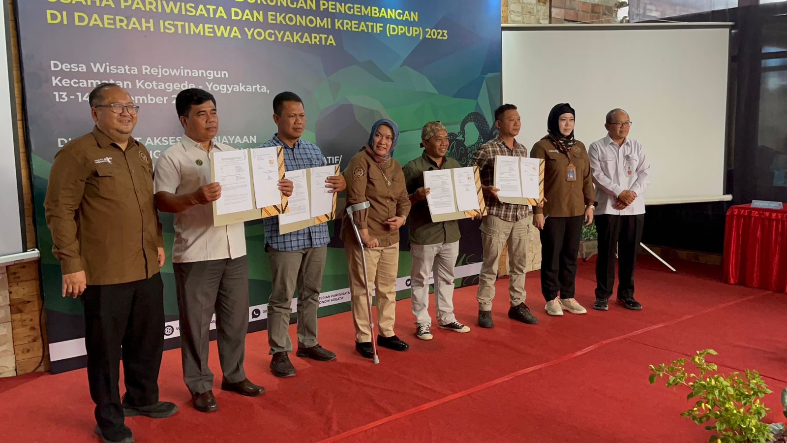 Sandiaga Uno Beri Bantuan Rp120 Juta untuk Desa Wisata Rejowinangun. (Foto: MNC Media)