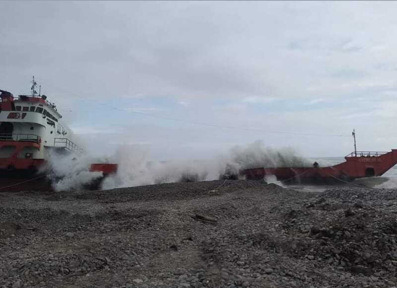Gelombang Ekstrim Hantam Kapal Pengangkut Truk Sampai Terdampar di Pulau Taliabu. (Foto: MNC Media)