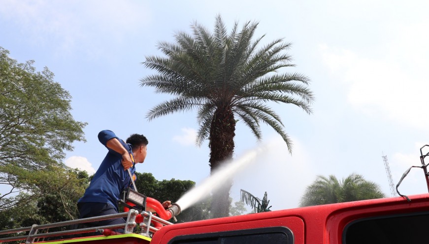 Atasi Polusi, Pemkab Tangerang Semprotkan ECO Enzyme. (Foto: Irfan Maulana/MPI)